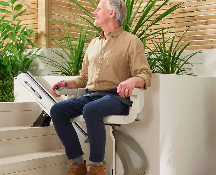 Mann fährt mit dem HomeGlide Outdoor eine gerade Außentreppe hinauf