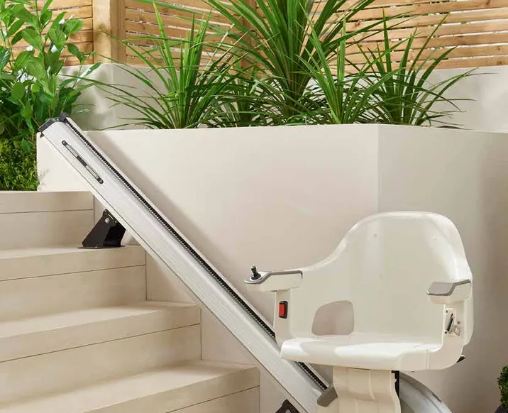 HomeGlide Outdoor mit schlanker Aluminiumschiene an einer hellen Außentreppe