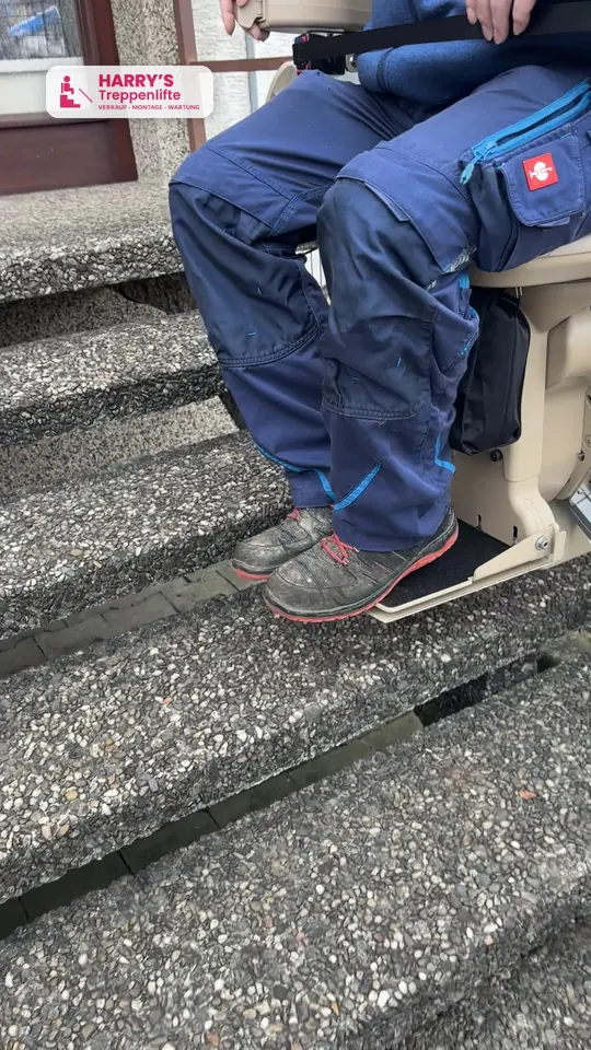 Standbild: Treppenlift im Freien